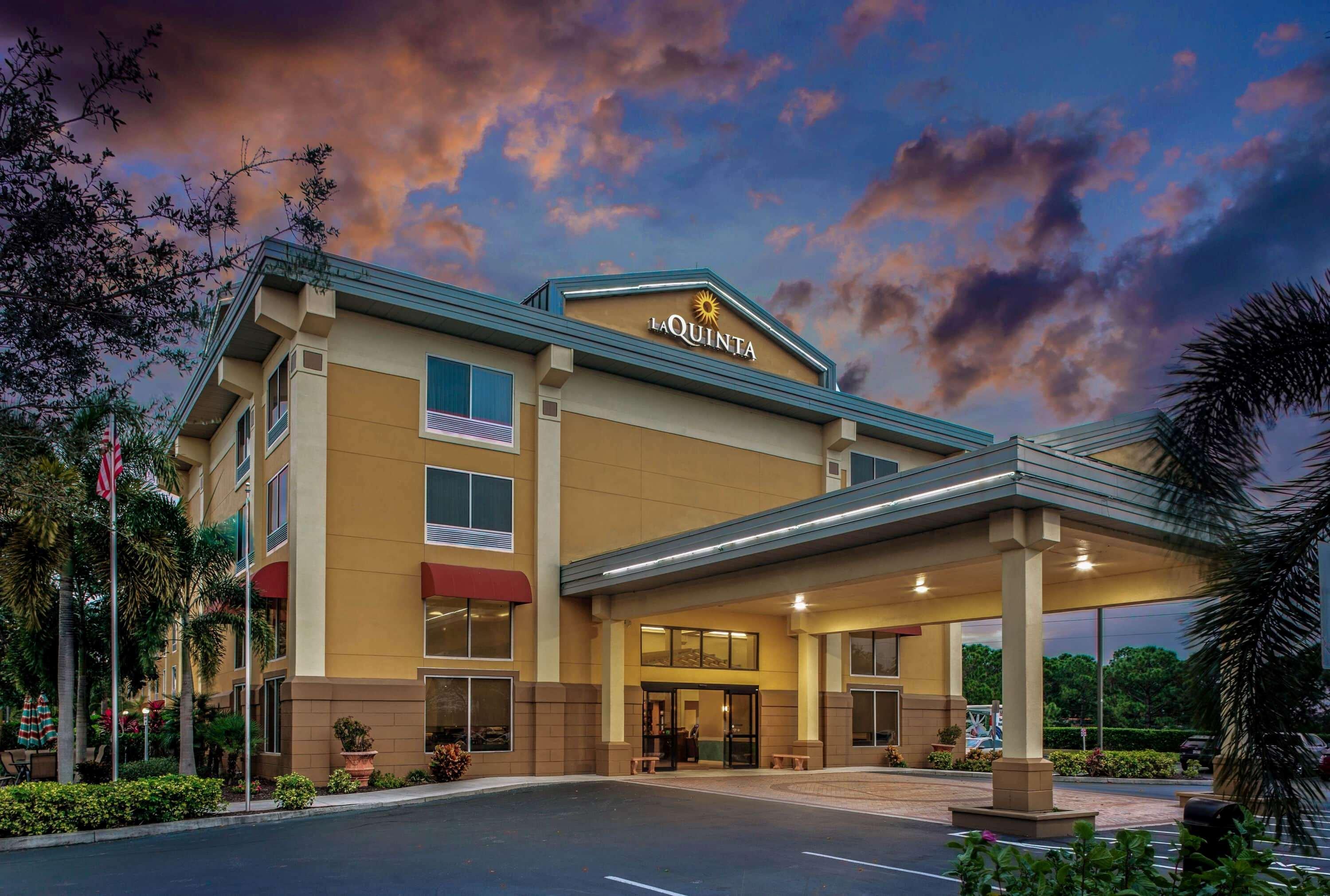 Comfort Inn & Suites Sarasota I75 The Meadows Exterior foto